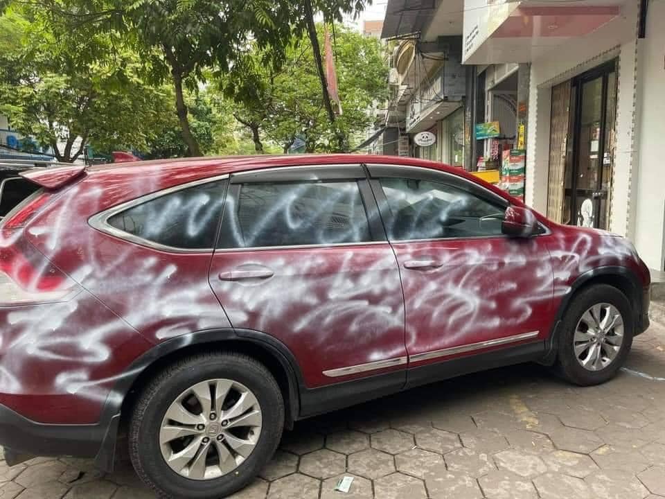 Đỗ chắn ngay trước của nhà người khác, ô tô tiền tỷ bị vẽ sơn chằng chịt kèm mẩu giấy "dằn mặt" của chủ nhà