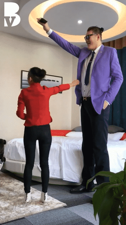 Sự thật về hình ảnh thanh niên cao 2,38m và cô gái 1,6m ôm bụng đi trong khách sạn