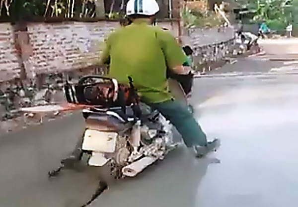 Cô gái phóng xe máy vào đường bê tông mới đổ rồi bị mắc kẹt, báo hại nhóm thợ phải hì hục cán lại
