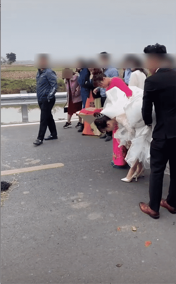 Mẹ chồng Nam Định dắt cô dâu bước qua đám cháy: Người nghi cô dâu có bầu trước, kẻ chê trách hủ tục