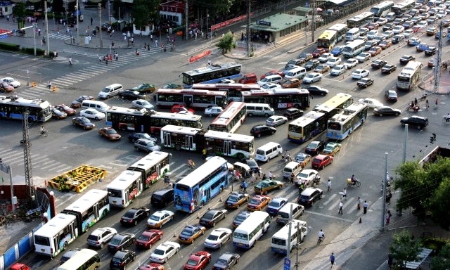 Đỉnh cao của giao thông nghiêm túc: Xe cộ tắc hàng dài nhưng không một ai lấn làn