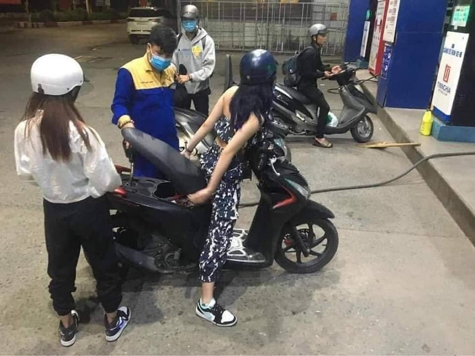 Đến trạm đổ xăng, cô gái ngồi yên trên xe máy để mặc cho nhân viên rơi vào tình huống "khó xử"