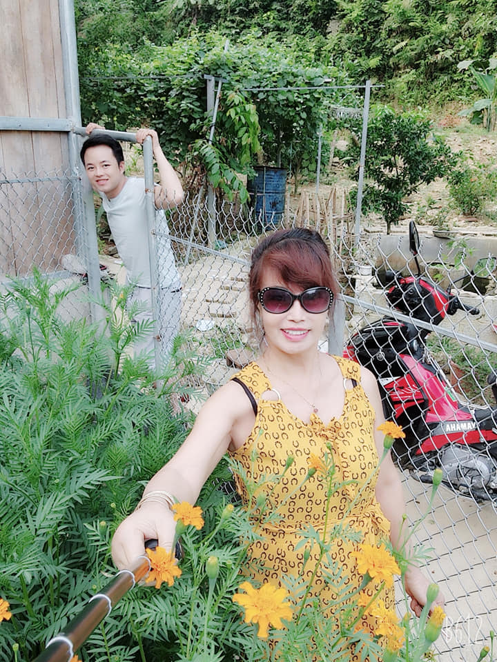Kỉ niệm 3 năm ngày cưới, cô dâu Thu Sao "chơi lớn" trồng hẳn vườn hoa bên bờ suối tặng chồng trẻ: "Em yêu chồng lắm"