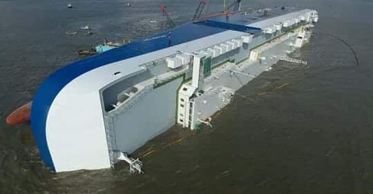 Mỹ “đau đầu” gần 1 năm trời không tìm ra cách cứu con tàu chở 4.200 chiếc ôtô bị lật ở biển