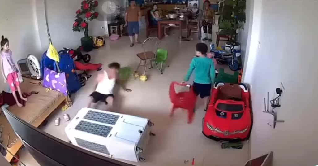 Người đàn ông ngã lăn xuống sàn nhà, co giật bên chiếc quạt hơi nước: Cảnh báo nguy cơ tai nạn trong gia đình những ngày hè