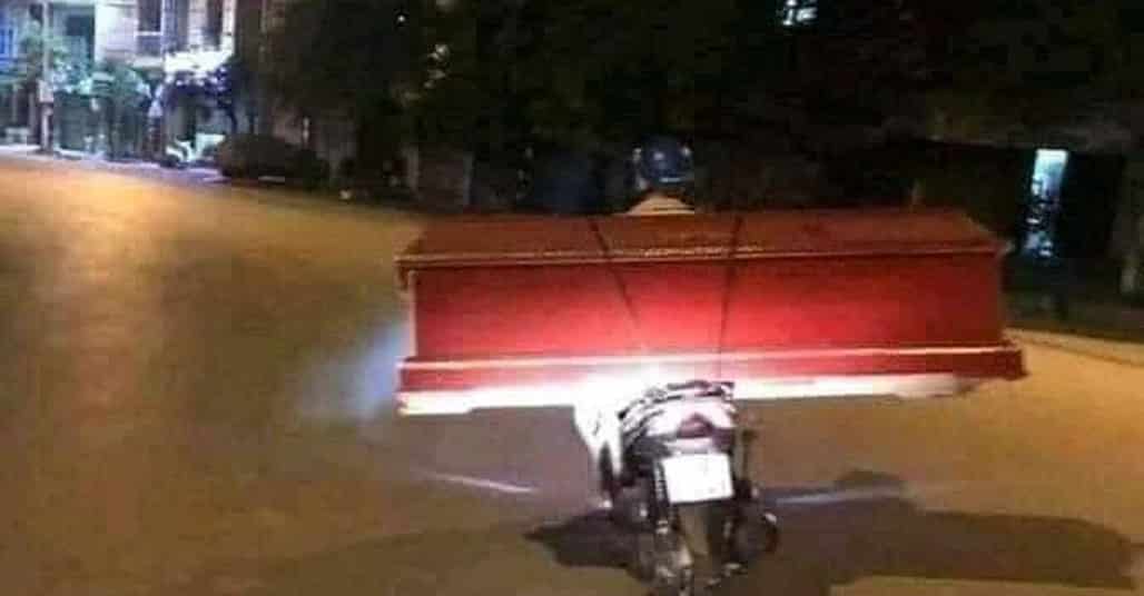 Sự thật về chiếc xe máy chở quan tài trên phố Sài Gòn đêm giới nghiêm – hình ảnh cứa lòng người mùa dịch