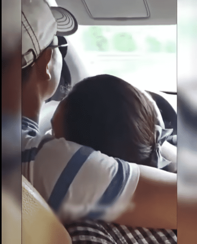 Anh tài xế chở khách du lịch ngang nhiên đem theo “tiuday”, ôm hôn thắm thiết khi đang lái xe