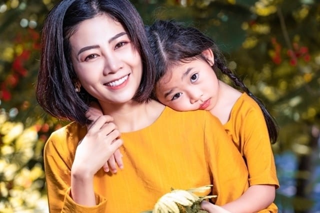 Con gái cố diễn viên Mai Phương "thay đổi chóng mặt" sau 2 năm mẹ qua đời, được "người ngoài" chăm sóc như con đẻ