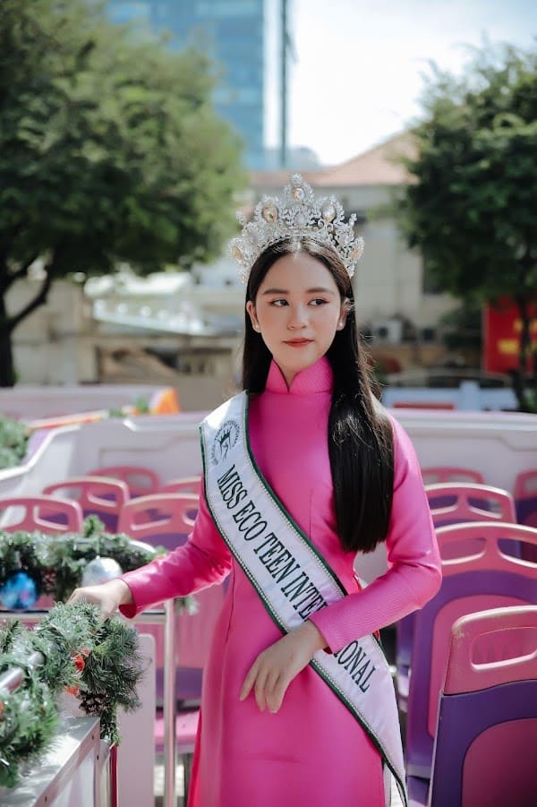 Hoa hậu nhí 13 tuổi 'diễu hành' bằng xe buýt 2 tầng vắng vẻ khi về nước: Màu mè, cồng kềnh