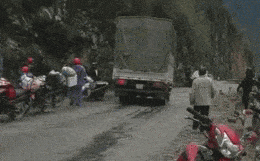 Bị nhóm phượt thủ bao vây, tài xế ô tô tải nhấn ga lao thẳng vào đám đông