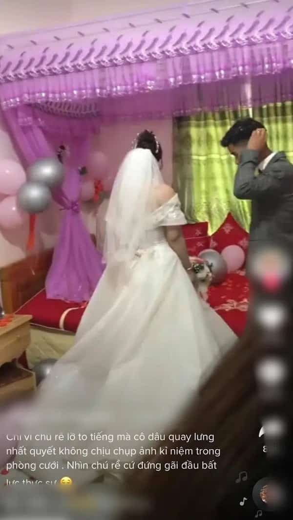 Chú rể nạt vợ ở buồng cưới, cô dâu giận quay lưng không thèm chụp hình: Toang ngay ngày vui