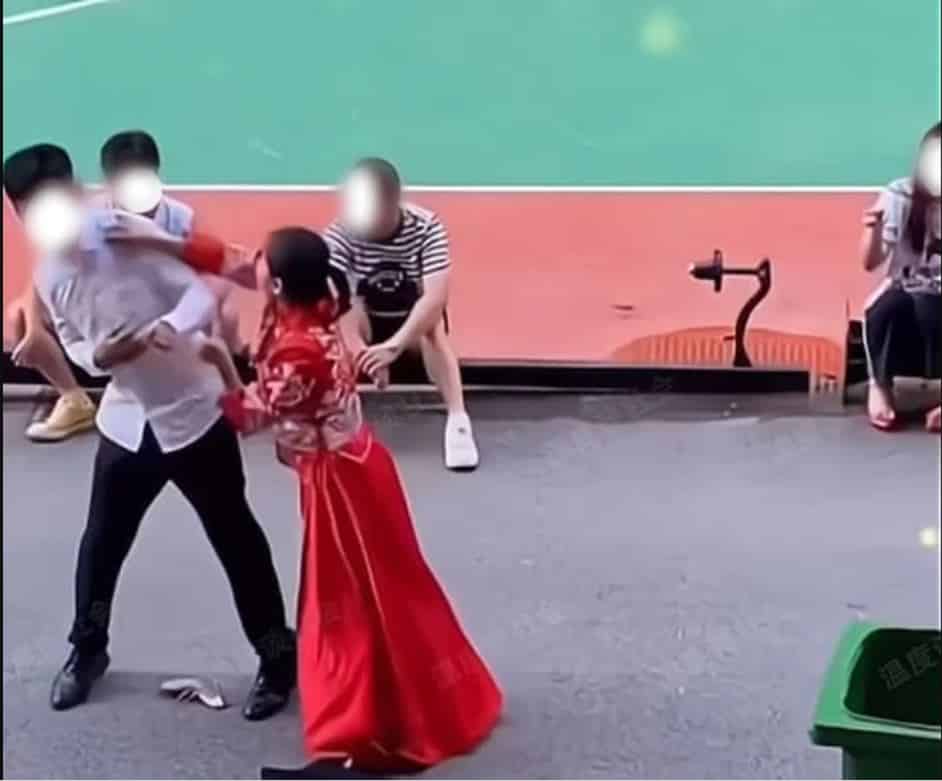 Khách ở lễ cưới vừa về, chú rể quăng thẳng cô dâu vào thùng rác, nguyên nhân khiến netizen tranh cãi