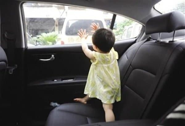 Ba mẹ lỡ bỏ quên con trong ô tô ngày nắng nóng, bé gái 2 tuổi qua đời thảm thương