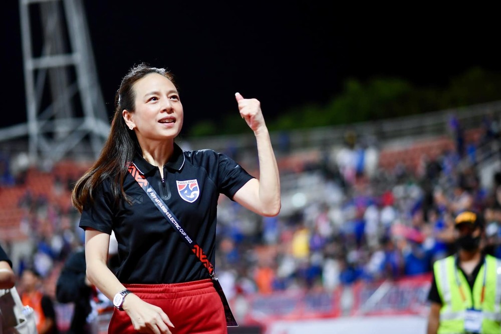 Vì giấc mơ World Cup, Madam Pang làm điều chưa từng có trong lịch sử bóng đá