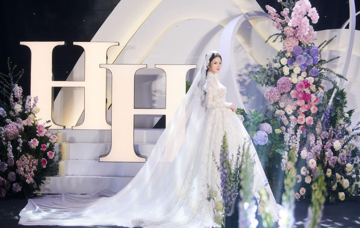 Vợ Quang Hải diện váy cưới giá 150 triệu đồng