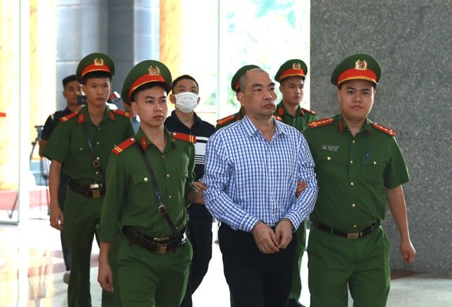 Cảnh sát dẫn giải cựu Bộ trưởng Y tế Nguyễn Thanh Long đến tòa phúc thẩm