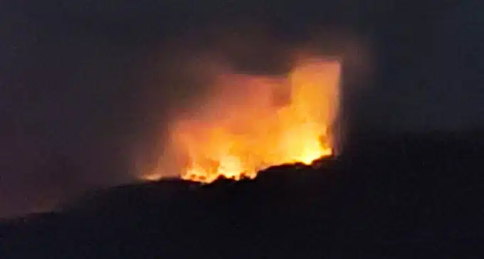 Hơn 300 người “trắng đêm” khống chế đám cháy lớn ở núi Chóp Vung